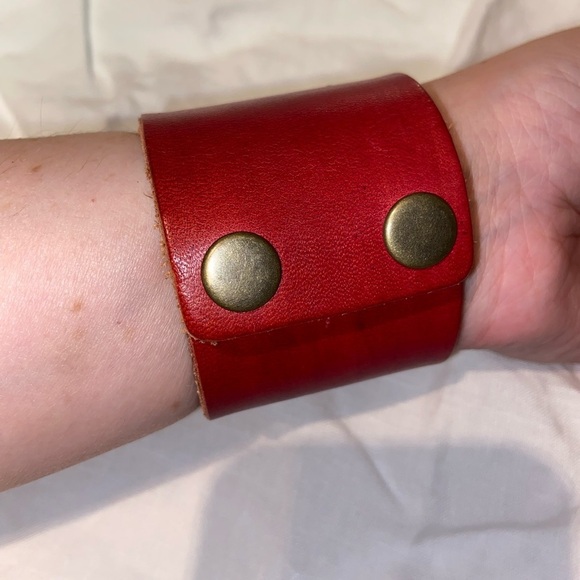 Women’s Y2K vintage dark red leather‎ Bracelet with engraved roses - Picture 5 of 7